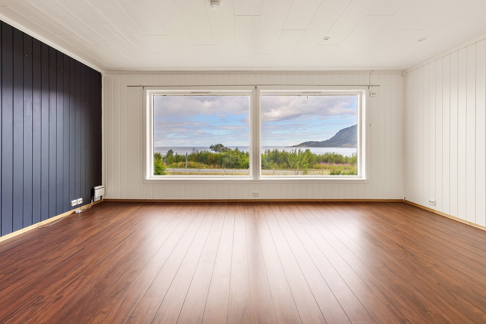 Flott stue med god plass til diverse møblering og svært god utsikt. Galleribilde