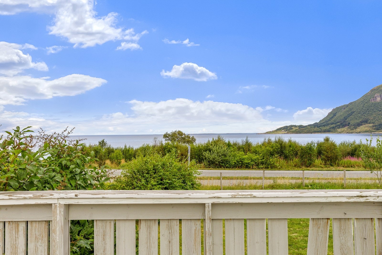 Nydelig utsikt over fjell og fjord fra terrassen. Galleribilde