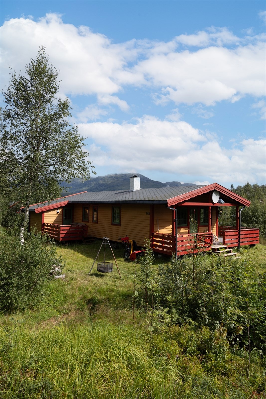 Selgers stikkord: "Alt på ett plan. Nydelig elv og badekulp like ved eiendommen. Flottepreparerte skiløyper like ved hytta. Mange flotte turløyper hele året. Kort vei til Furedalen Alpinanlegg." Galleribilde
