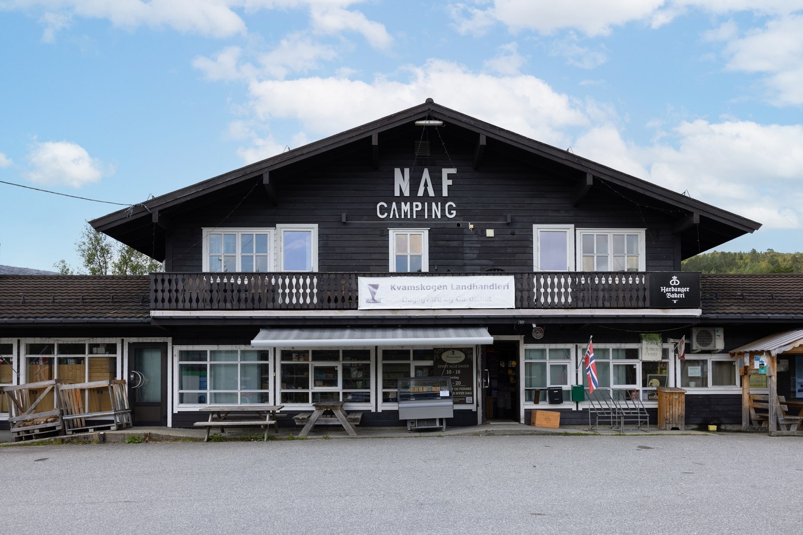 Populær landhandel og nærbutikk like ved hytten, "Naffen". Galleribilde