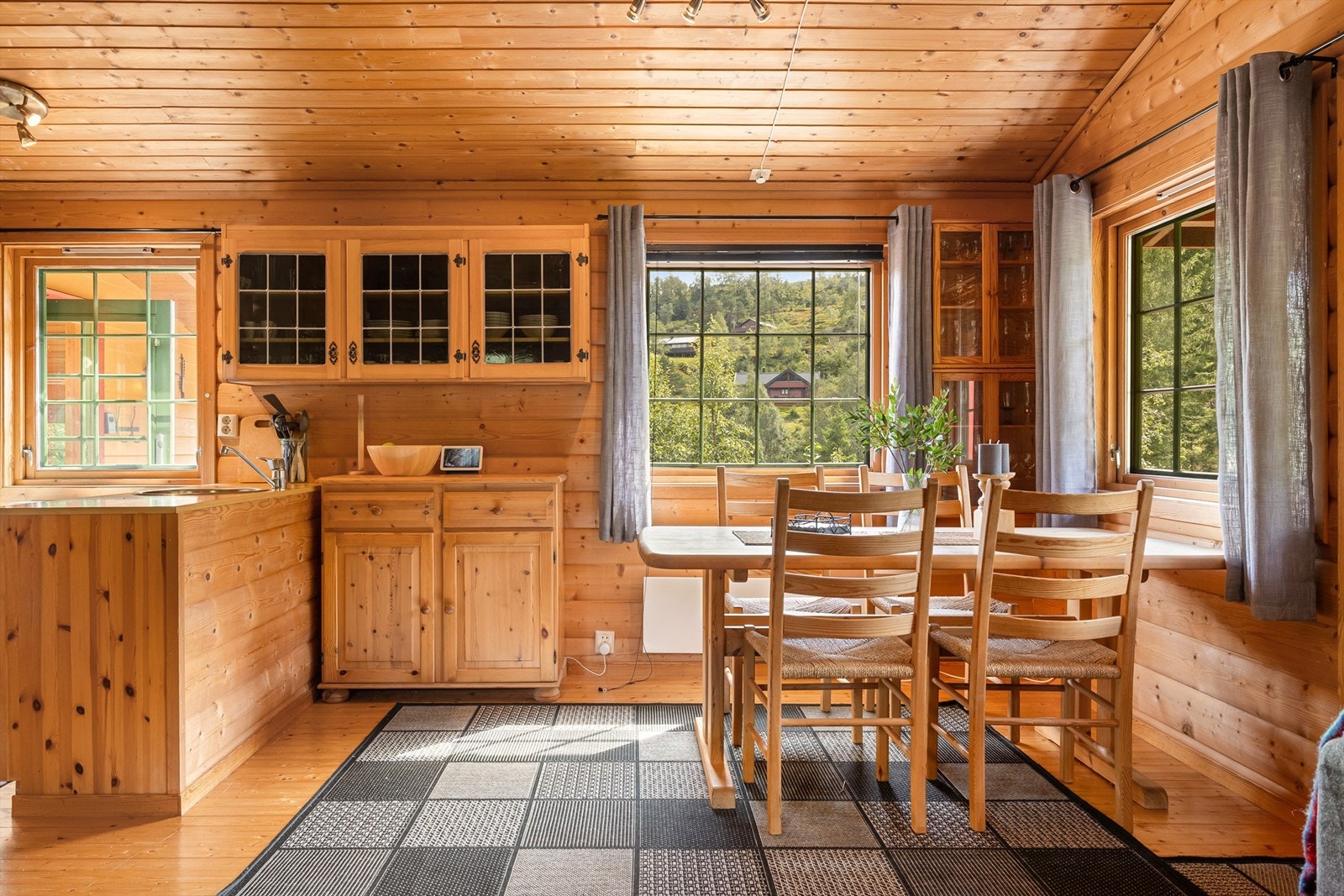 Trivelig utsyn fra vinduene i stuen. Galleribilde