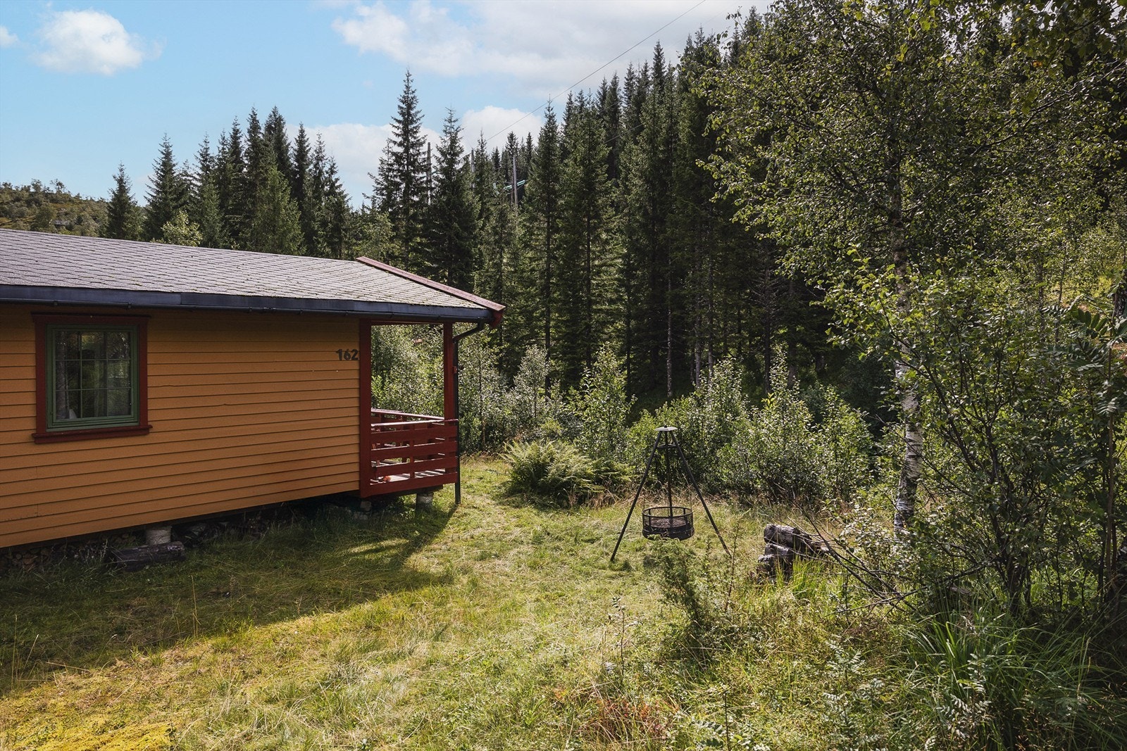 Hytten ligger i enden av hyttefeltet og er omkranset av flott natur. Galleribilde
