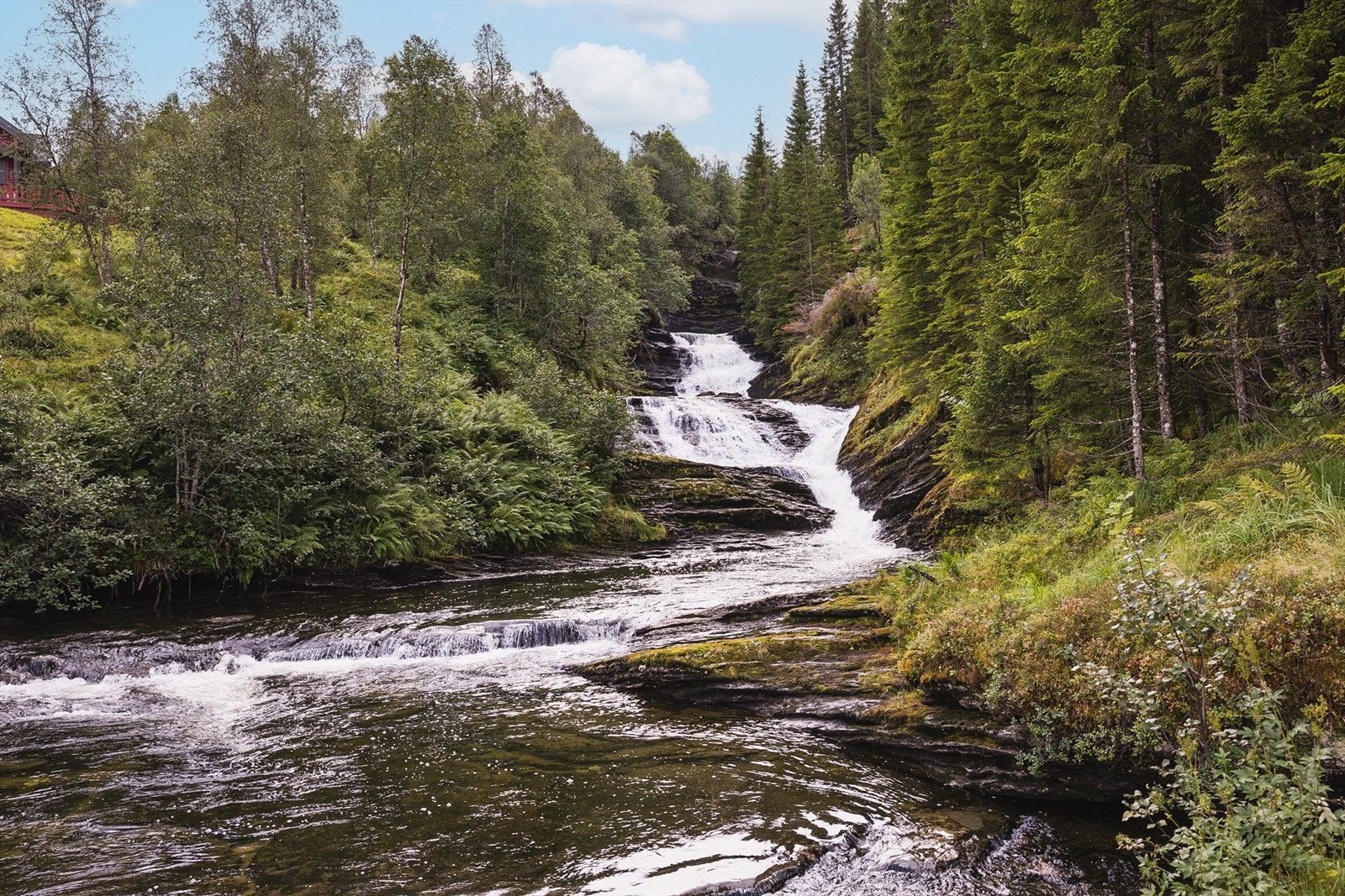 Fin badekulp i elven like ved hytten. Galleribilde