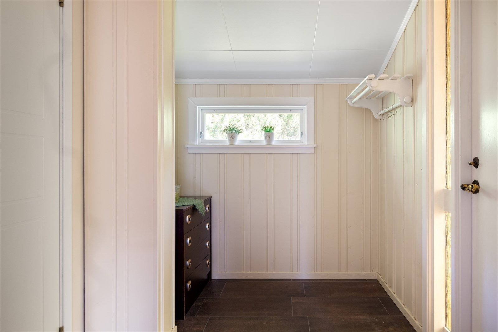 Vindfang er romslig med god garderobeplass og pent skifergulv. Galleribilde