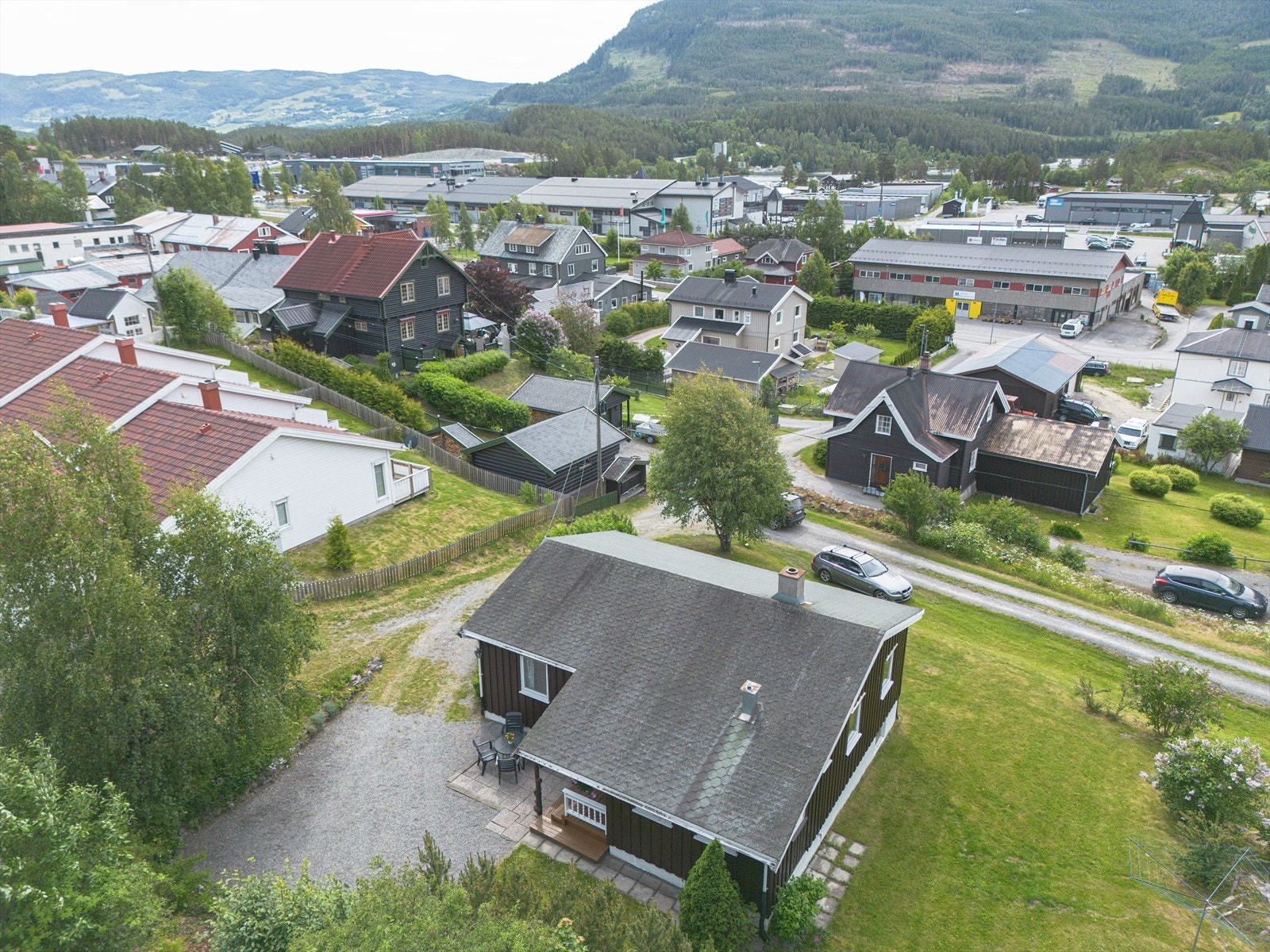 Den ligger i et veletablert og barnevennlig boligområde sentralt på Leira. Her er det kort vei til "alt" som Leira har å tilby, og det er ca. 5 minutters kjøring til Fagernes. Galleribilde