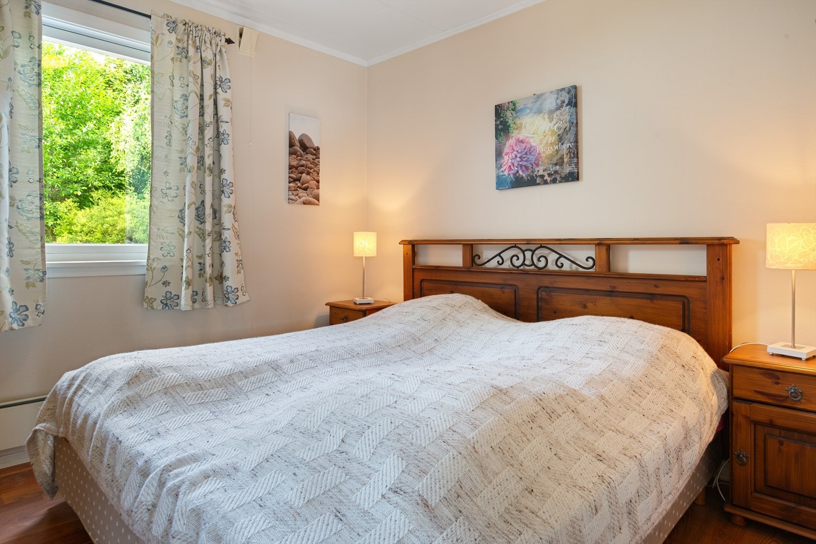 I boligen er det tre soverom, hvor hovedsoverommet har plassbygd garderobeskap. Galleribilde