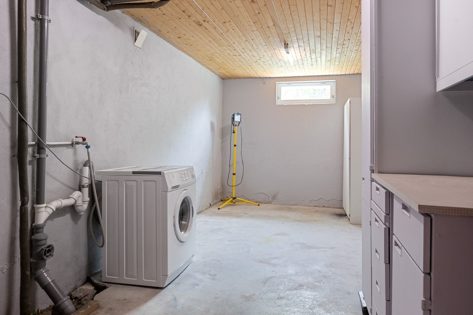 I kjelleren er det også god lagringsplass i tre boder, hvor varmtvannstank på ca. 200 liter er plassert i en av dem. I en av bodene flere skap og opplegg for vaskemaskin. Galleribilde