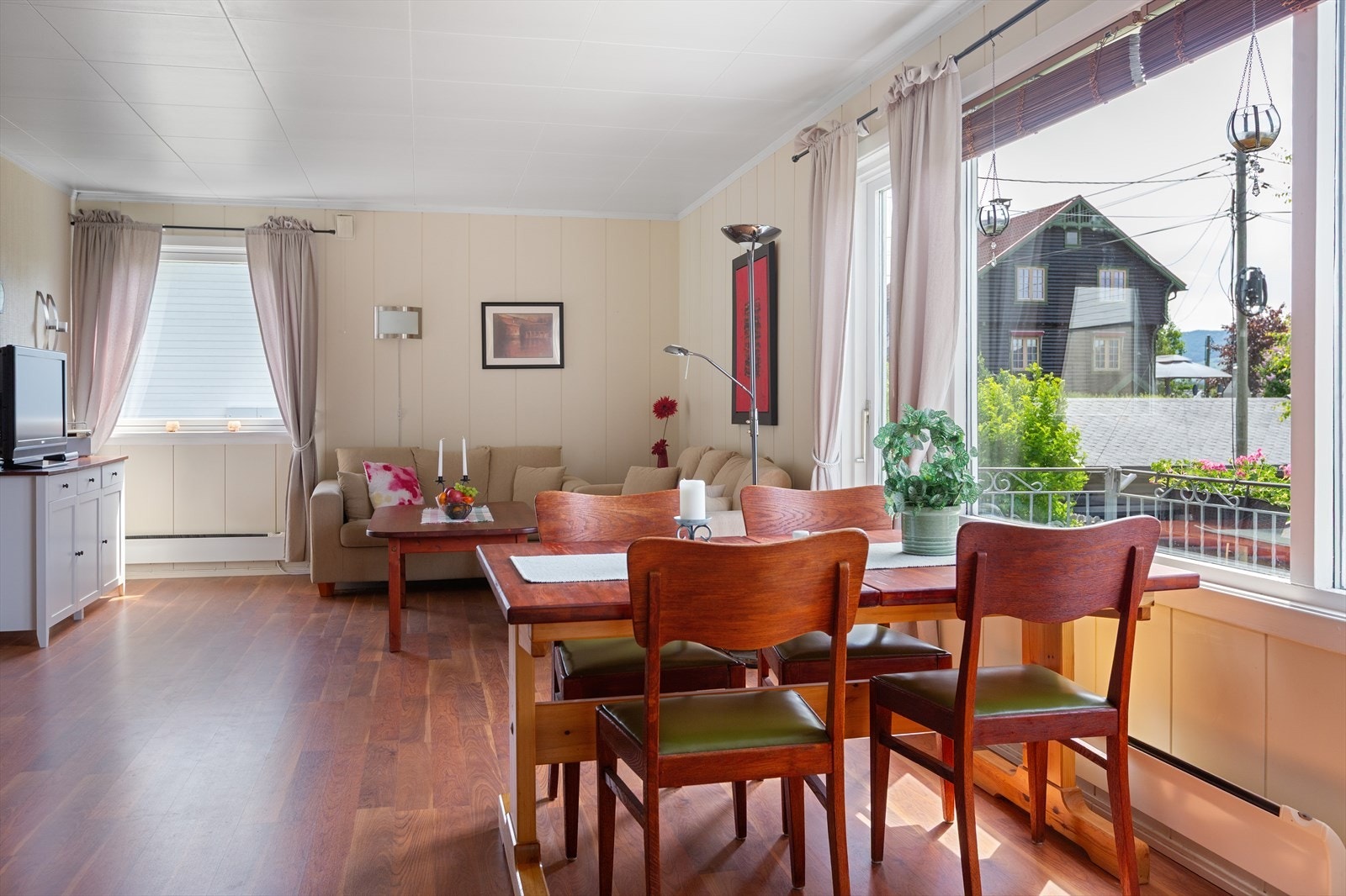 Her er det, som i det meste av 1. etasje, lagt nye, pene gulv. Galleribilde