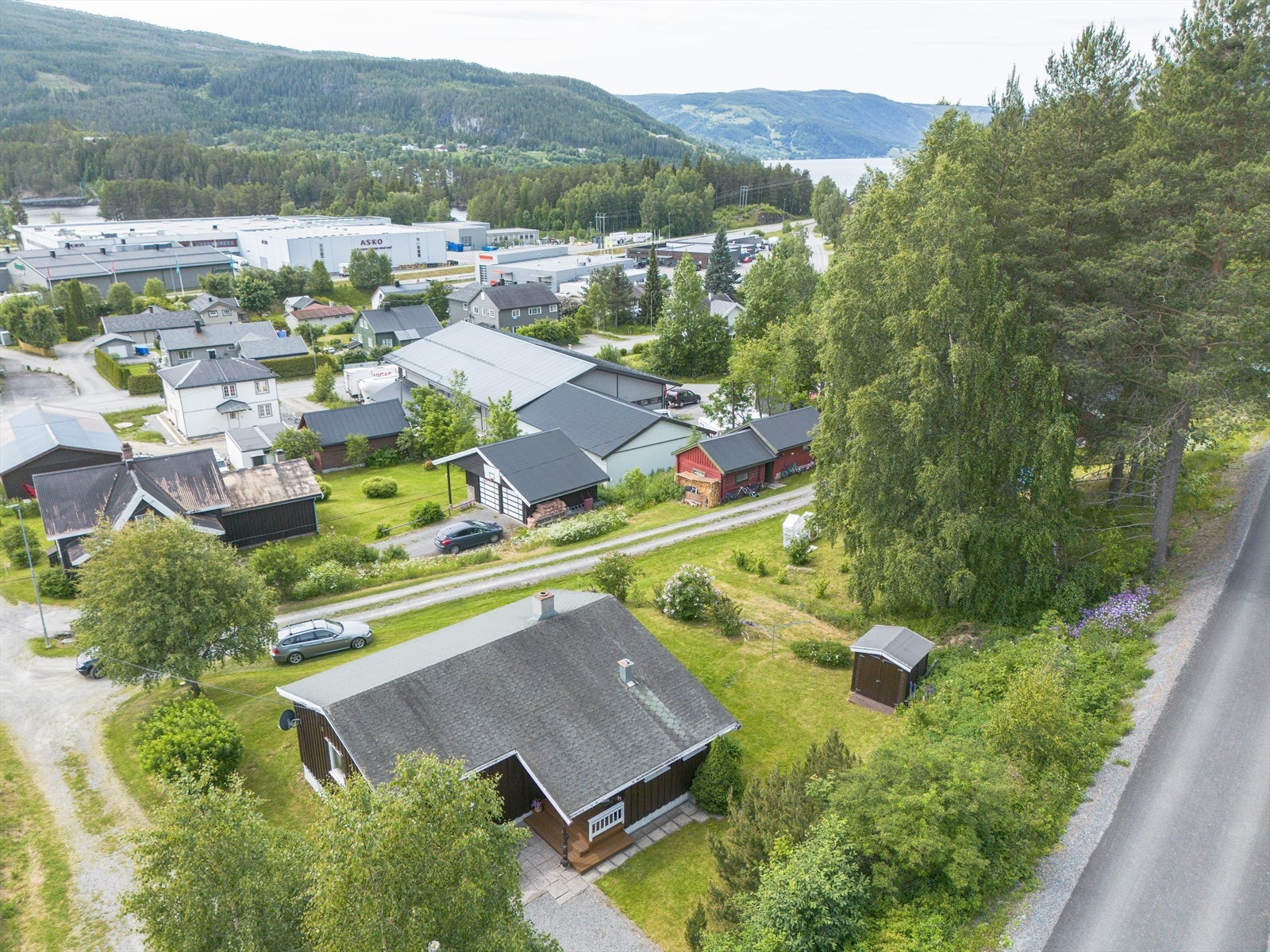 Boligen har en trivelig eiertomt med gode solforhold, og det er fin utsikt utover området og til bl.a. Flaggberget og Hovrudbygda. Galleribilde
