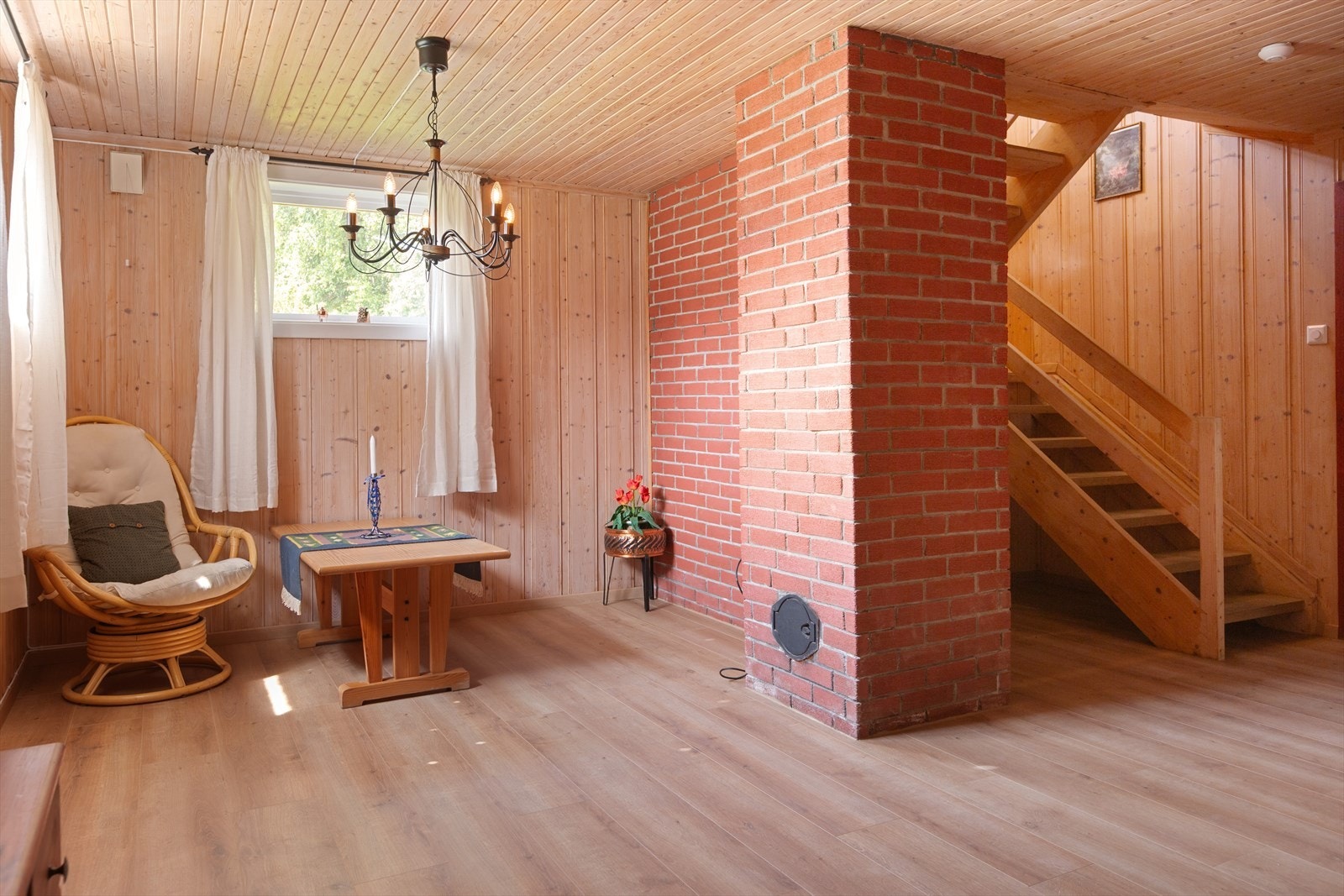 Fra den åpne gangen er det trapp ned til kjeller med en romslig kjellerstue. Galleribilde