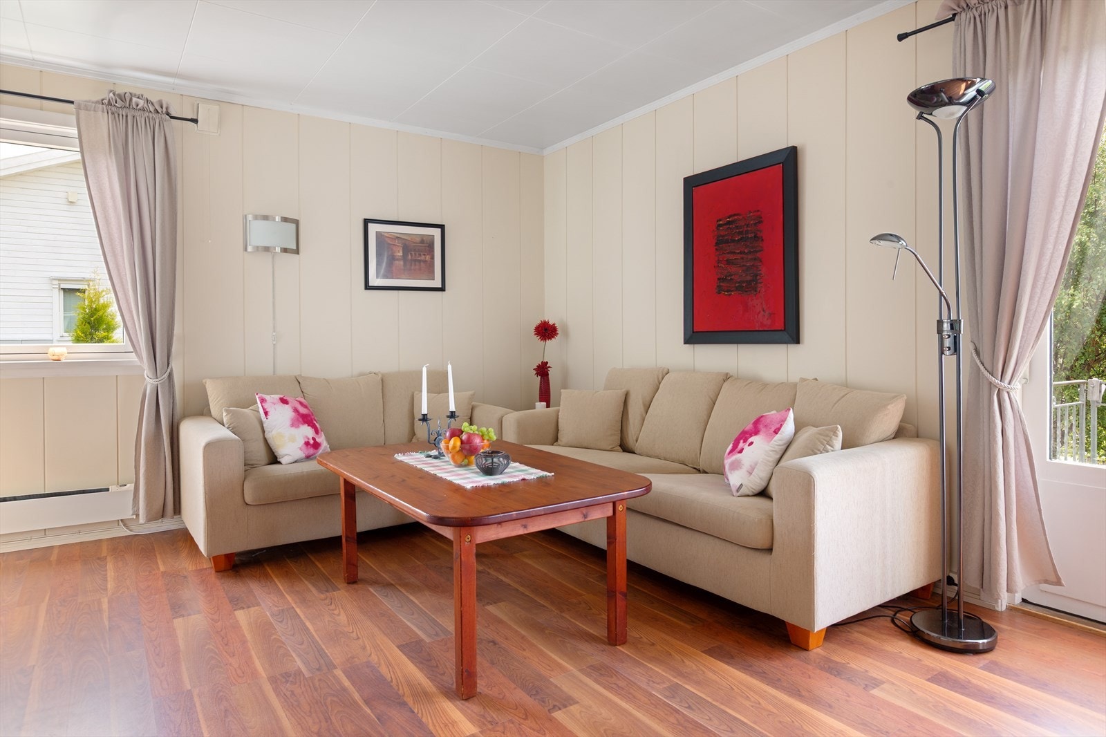 Inne i boligen er det en åpen og luftig stue med mange vinduer som slipper solen og lyset inn. Galleribilde