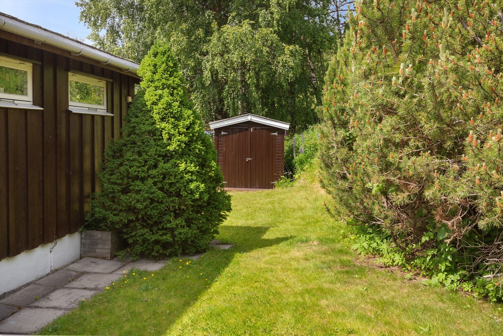 På tunet er det en fin liten bod med plass til ved, redskap ol. Galleribilde