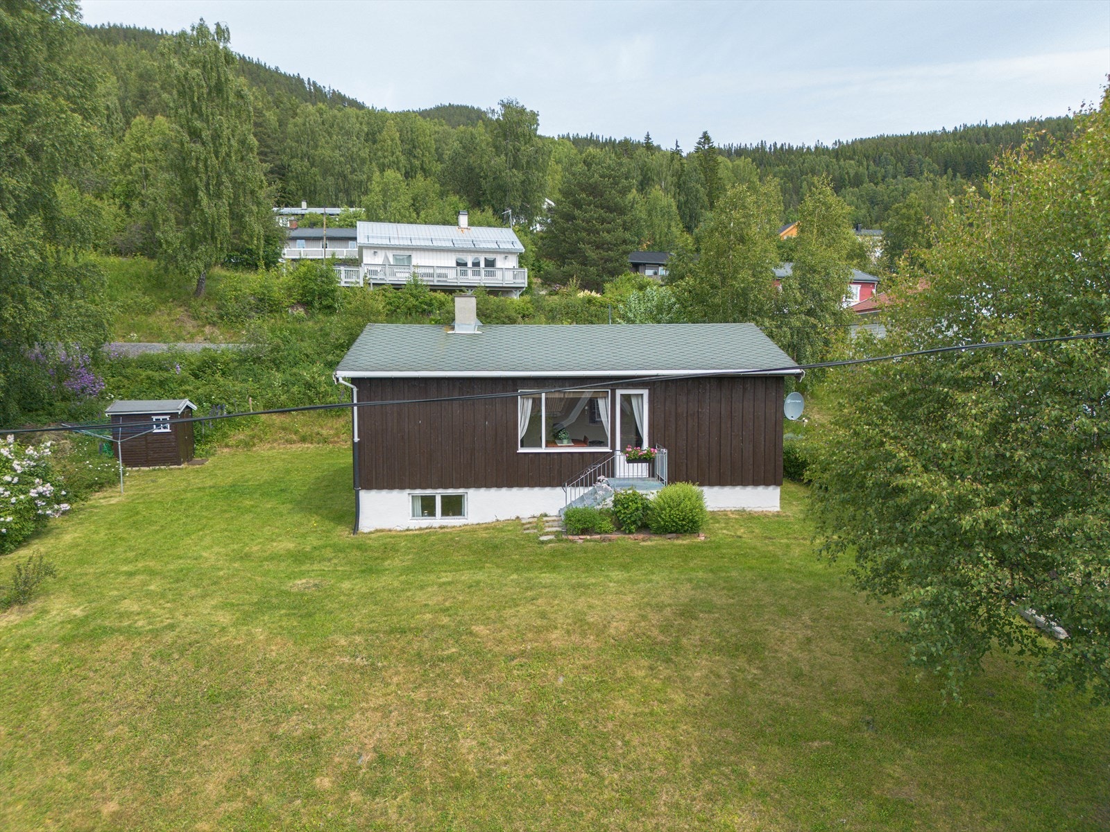 Om en velger å gå, sykle eller kjøre er det kort vei til "alt" Leira har å tilby, og det er heller ikke mer enn ca. 4,5 km til Fagernes. Galleribilde