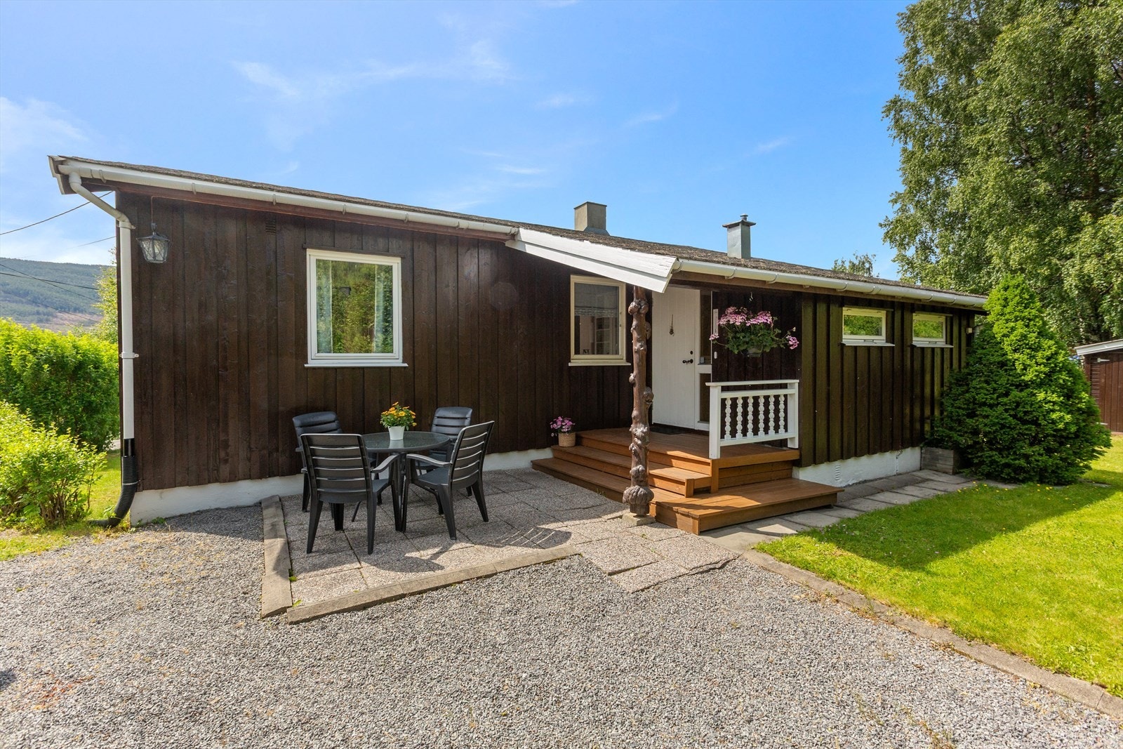 Her er det pent inngangsparti og velholdt uteomåde med plener og beplantning. Galleribilde