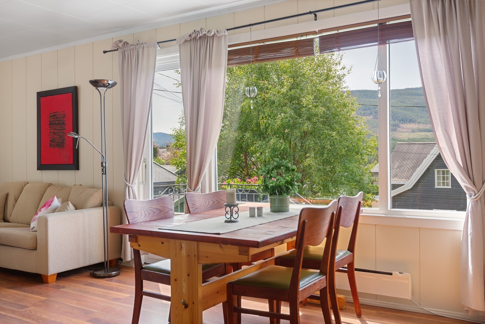 Fra stua er det også utgang til trapp med nedgang til plenen og mulighet for flere solrike uteplasser. Galleribilde