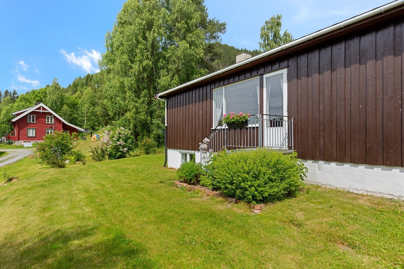 Åpent og solrikt på en pent opparbeidet eiertomt beliggende innerst i en stikkvei, finner du denne fine boligeiendommen. Galleribilde