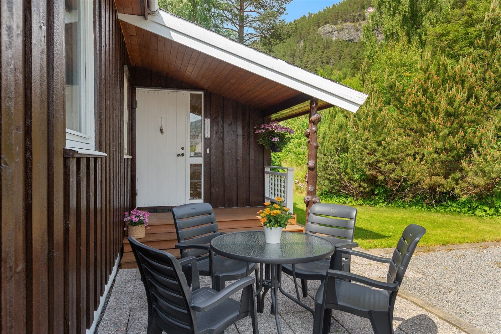 Her er det mulighet for flere solrike uteplasser, og i forbindelse med boligens overbygde inngangsparti er det laget markterrasse med betongheller. Galleribilde