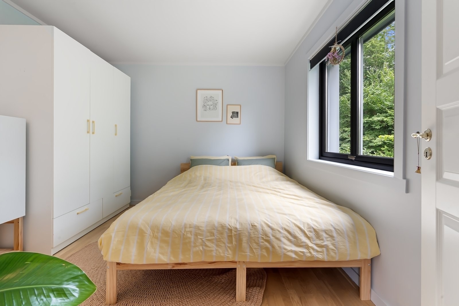 Lyse overflater og godt med skapplass -god avstand til neste bygg. Galleribilde