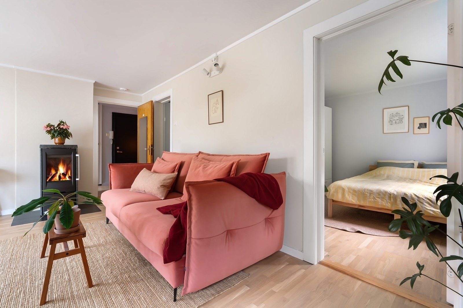 Det er to gode soverom -Her hovedsoverom inn fra stue. Galleribilde