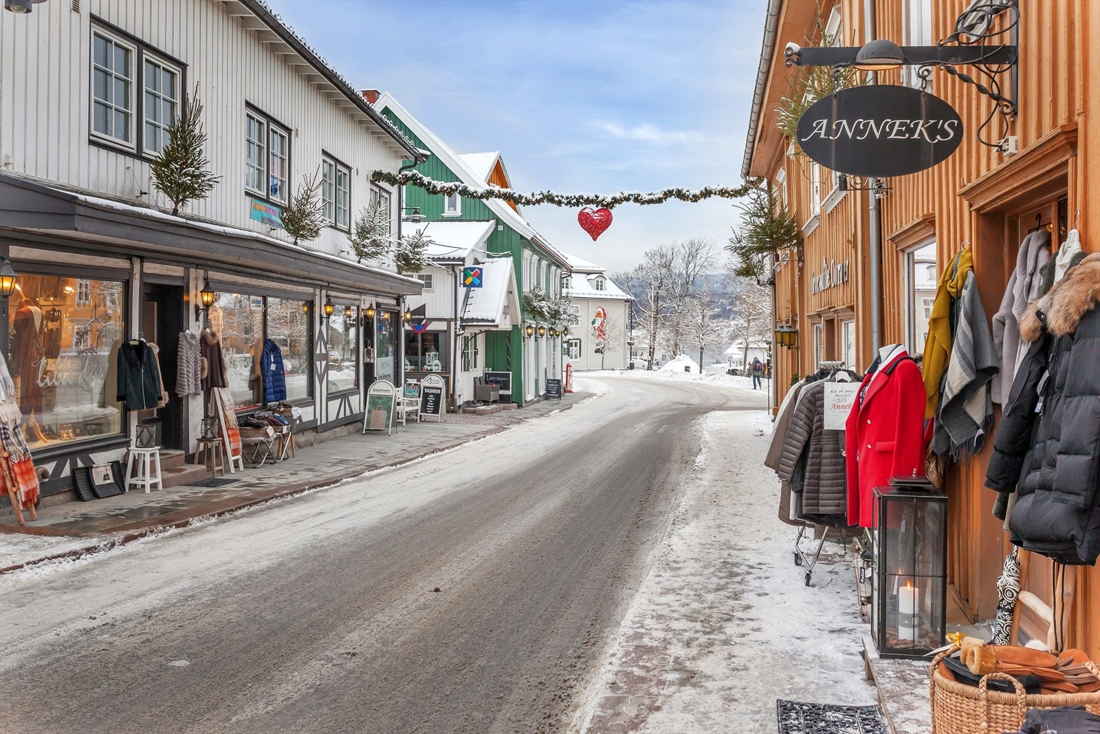Området er idyllisk sommer som vinter med trehusbebyggelse og ærverdig sjarm. Galleribilde