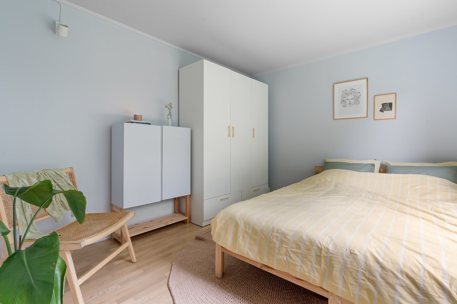 Mulighet for skap langs hele langsiden av rommet. Galleribilde