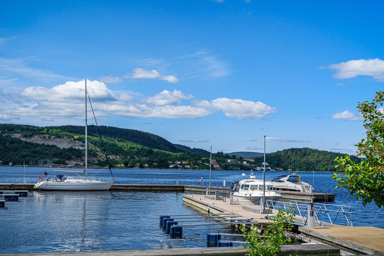 Ca 200 meter til fjorden, med flere båthavner, strand og parker. Galleribilde