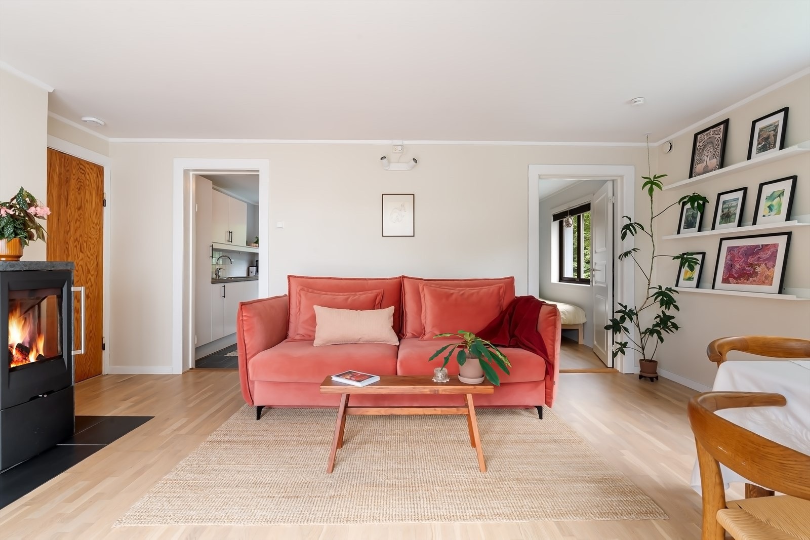 Separat kjøkken inn fra stue. Galleribilde