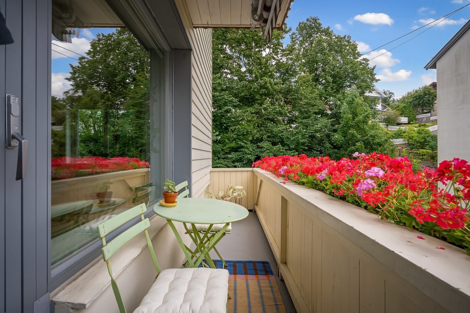 Leiligheten har sydvendt og solrik veranda med plass til sittegruppe. Galleribilde