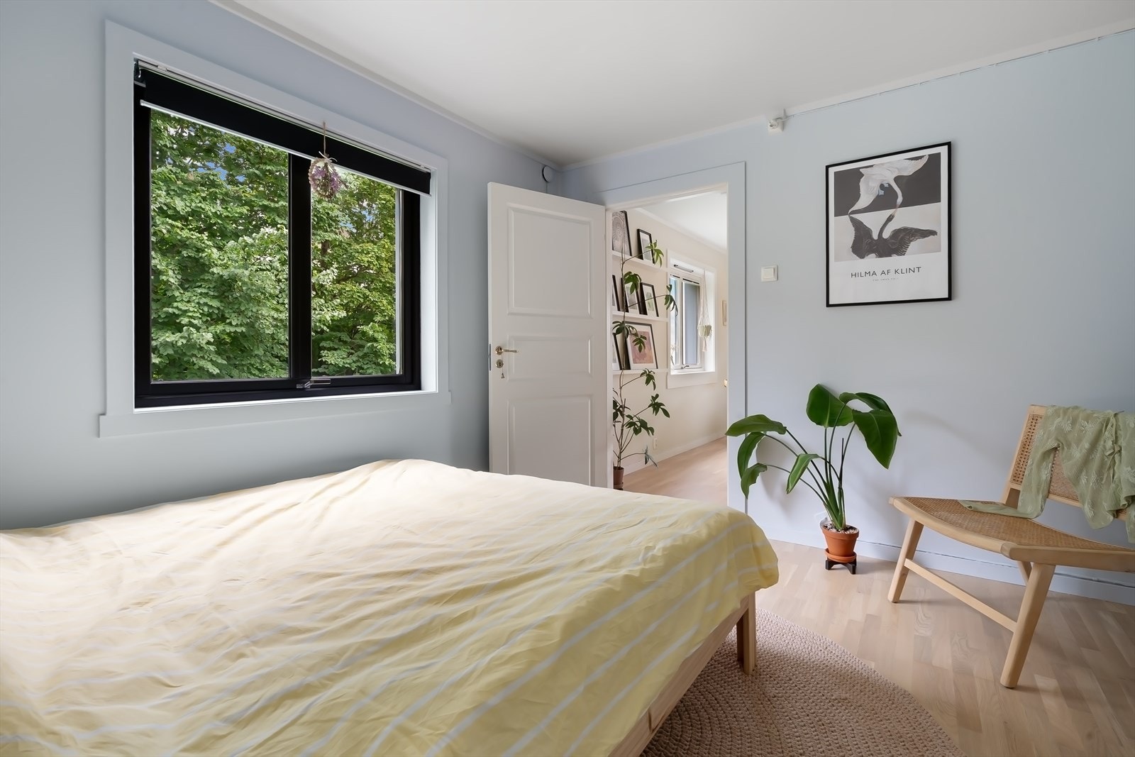 Hovedsoveormmet har god plass til dobbeltseng og har hyggelig utsyn. Galleribilde