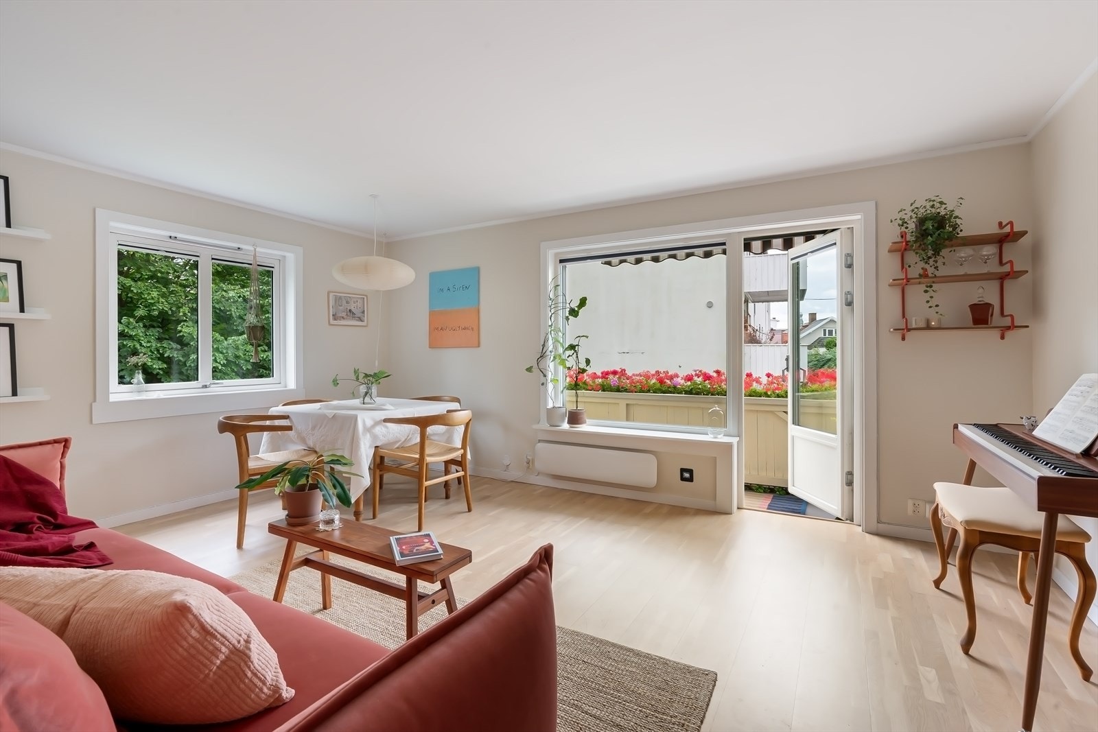 Hjørneleilighet med rikelig lysinnslipp fra to kanter. Galleribilde