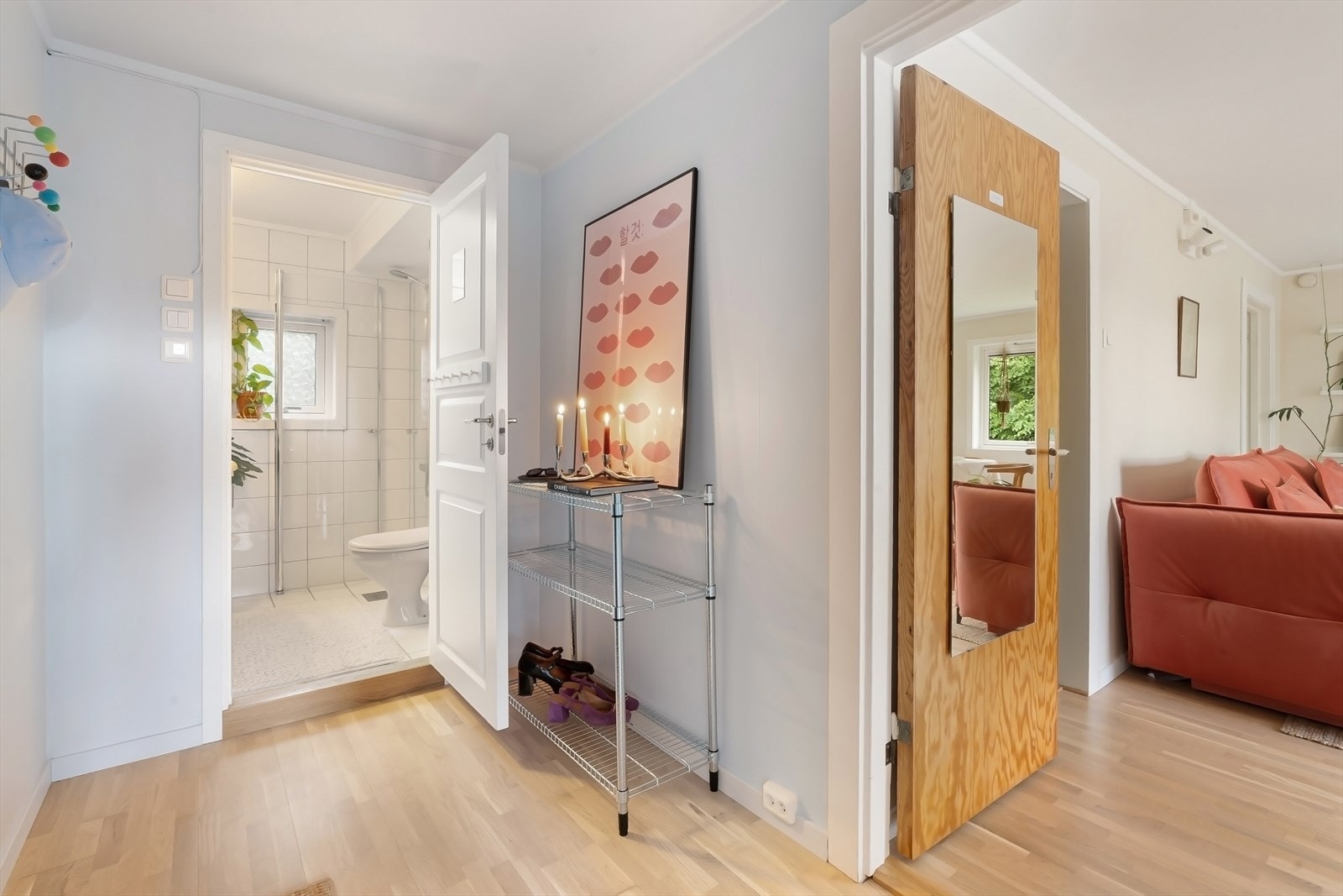 Pen, lys entré med plass til klesoppheng og garderobe. Galleribilde