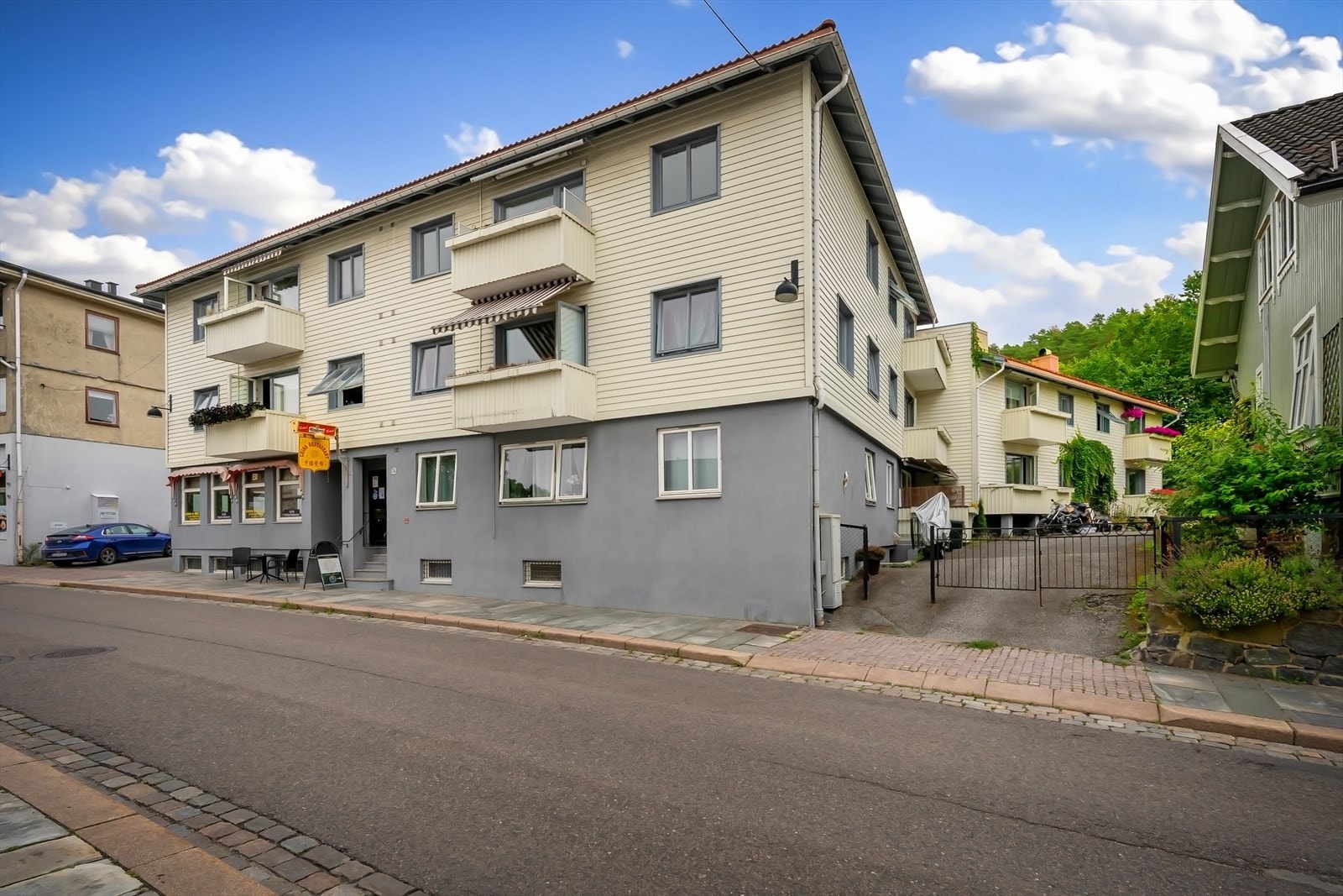 I hjerte av Drøbak sentrum omringet av sjarmerende trehusbebyggelse og ærverdig sjarm. 30 meter unna stopper direktebuss til Oslo. Galleribilde