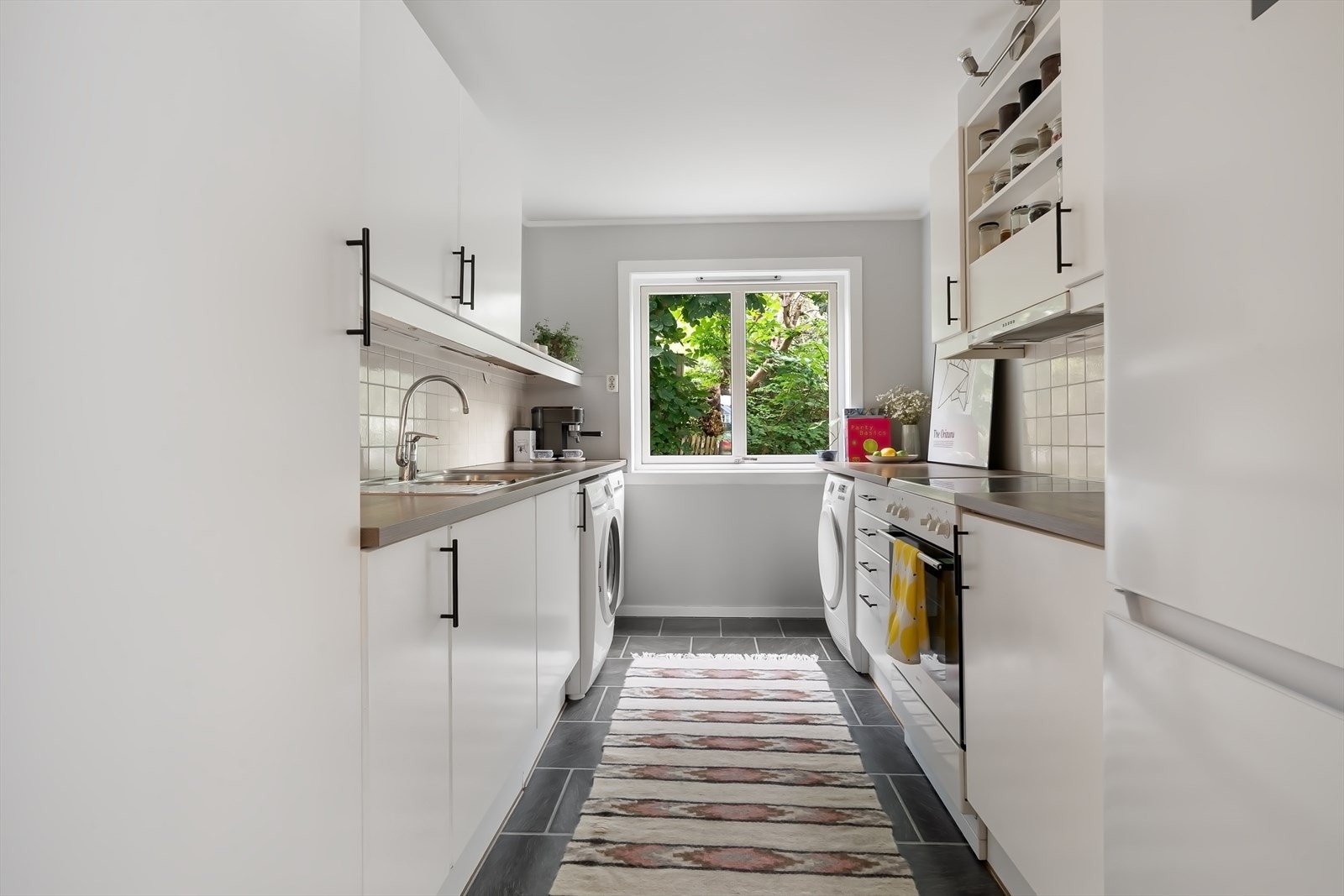 Kjøkkenet har flere matlagingssoner og godt med skapplass. Galleribilde