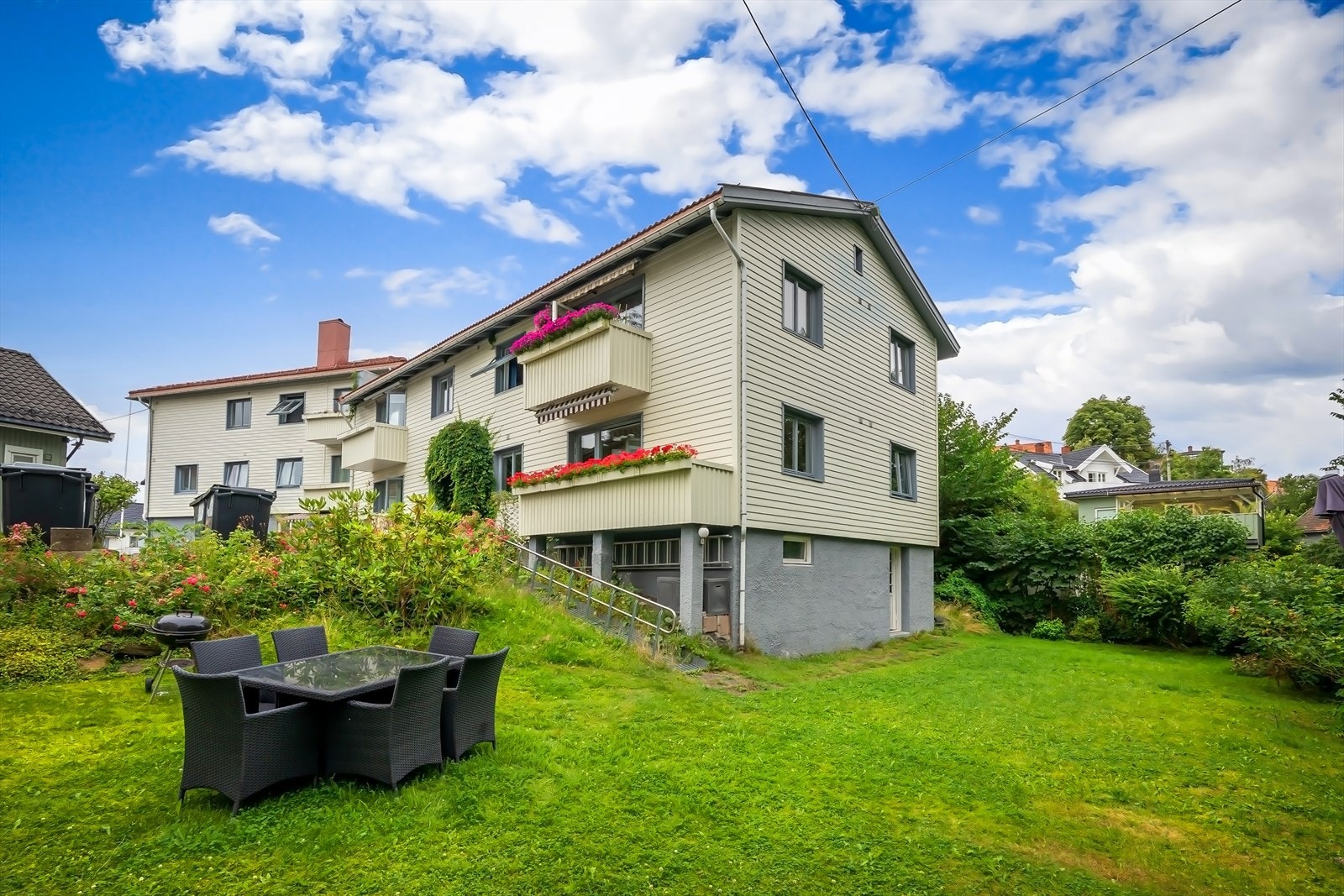Fine fellesarealer med plen, beplantning og sittegruppe. Innenfor ca 2-300 meter ligger det både badestrand, restauranter, gjestebåthavn og alt Drøbak har å by på. Galleribilde