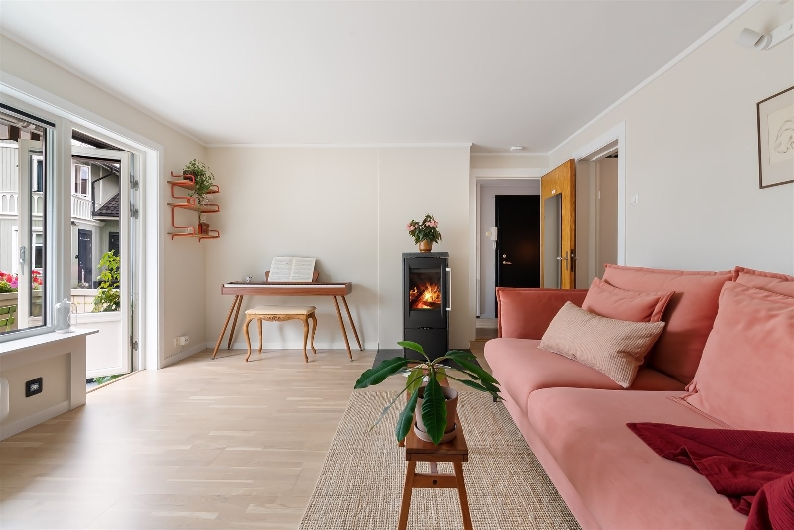 Stuen har peisovn samt plass til flere sittegrupper. Galleribilde