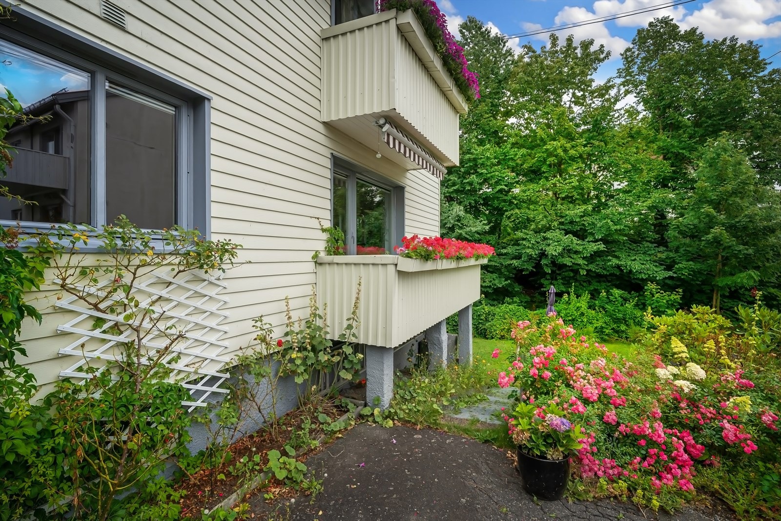 Med godkjenning fra Plan og bygningsetaten kan det være mulig å lage trapp til bakkenivå (borettslaget har tidligere godkjent). Galleribilde