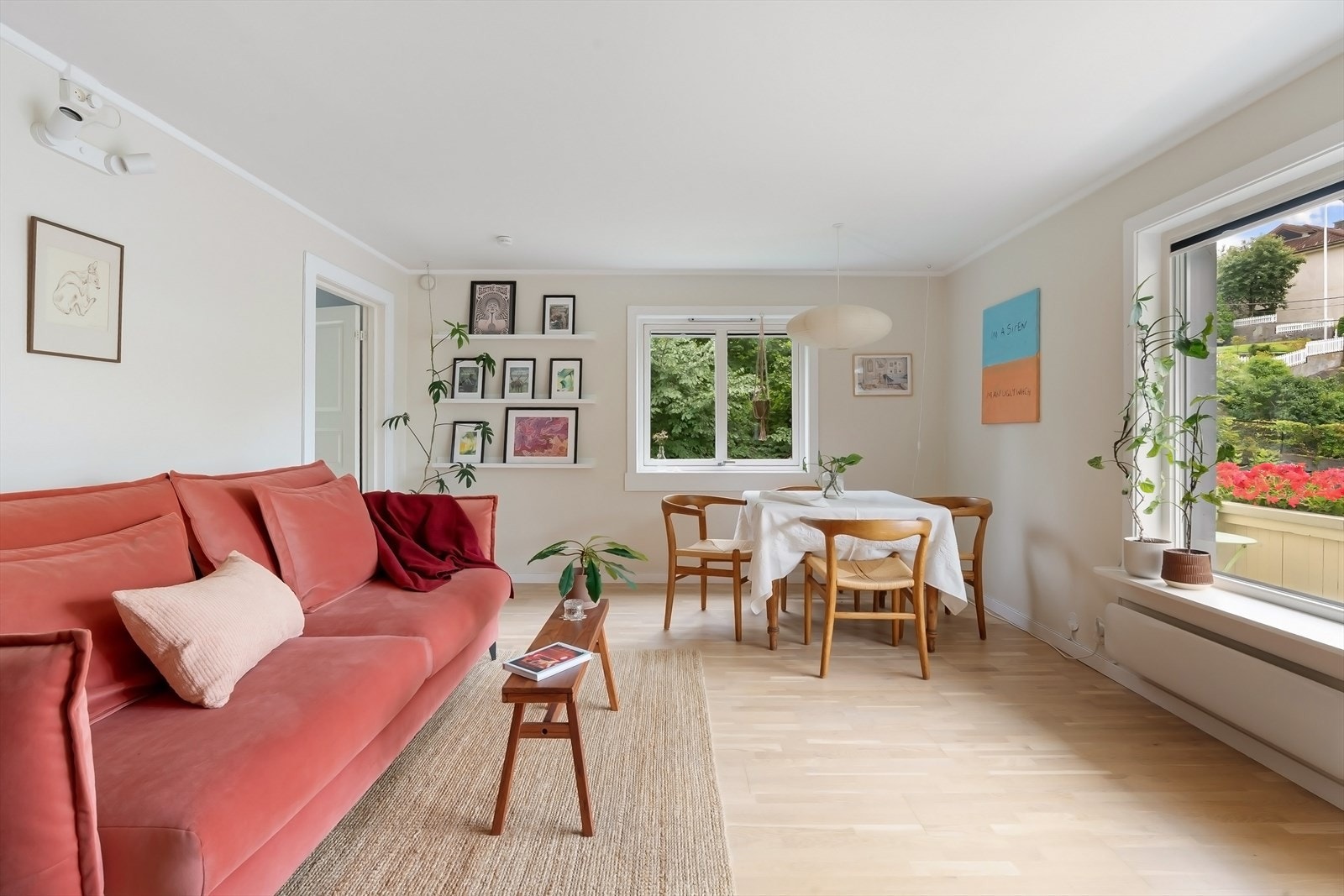 Lysmalte overflater og parkett på gulv. Galleribilde