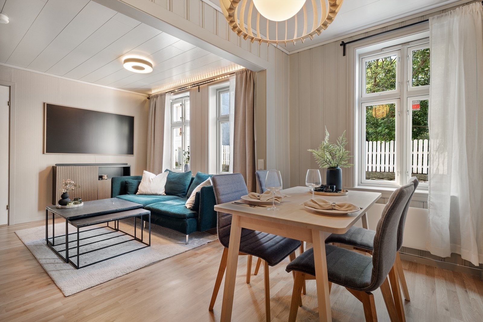 Leiligheten er malt i lune farger og stuen gir en god romfølelse. Galleribilde