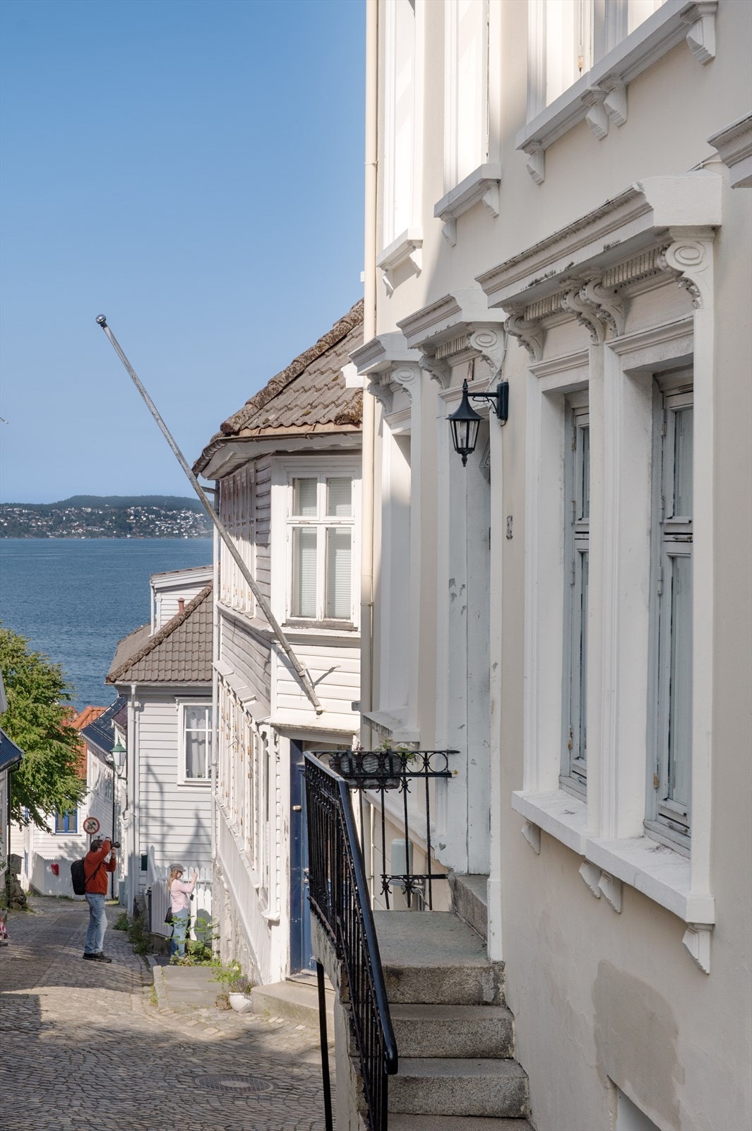 Flott brosteinsgate like utenfor inngangen. Galleribilde