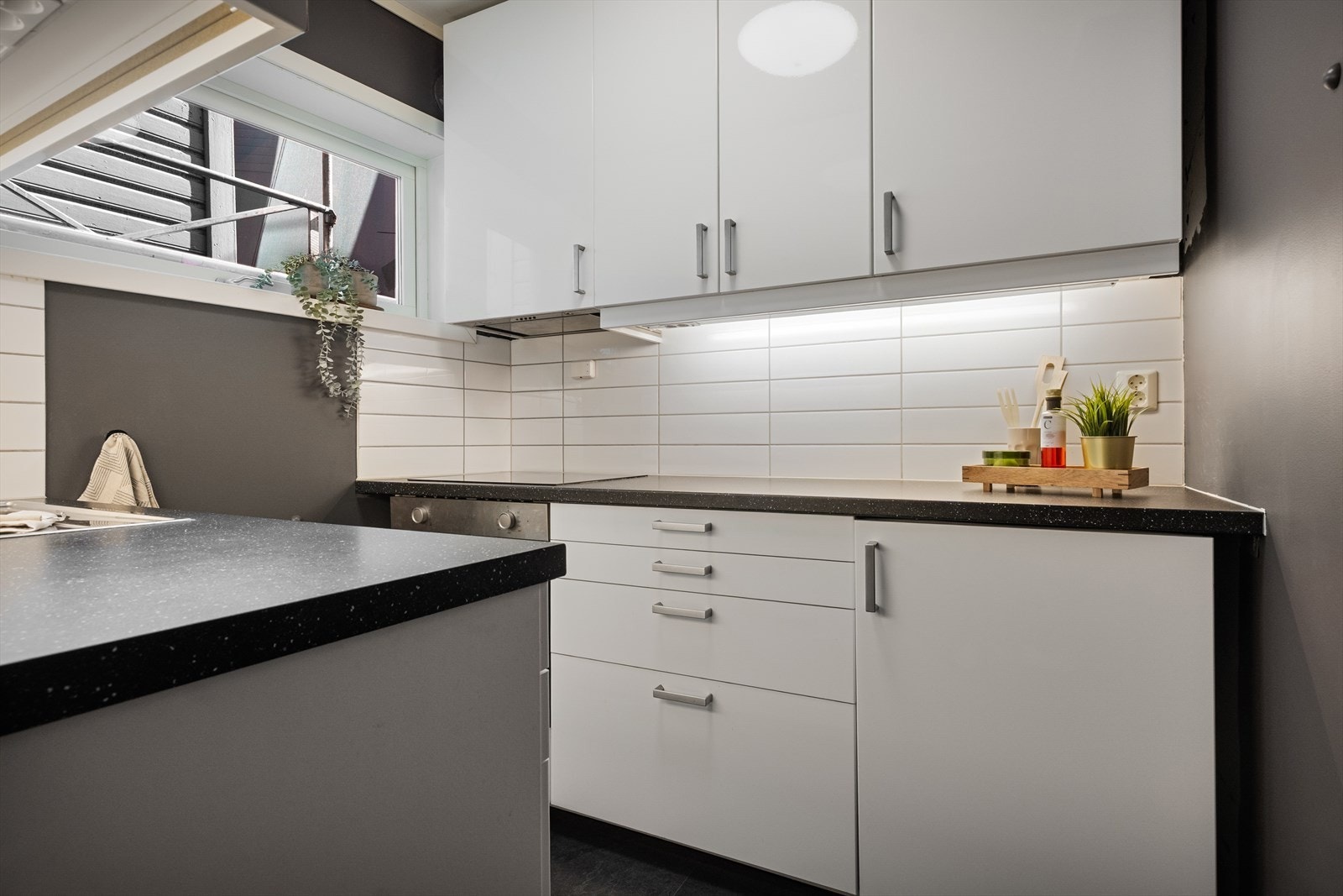 Kjøkken i eget rom med over- og underskap. Godt med belysning. Galleribilde