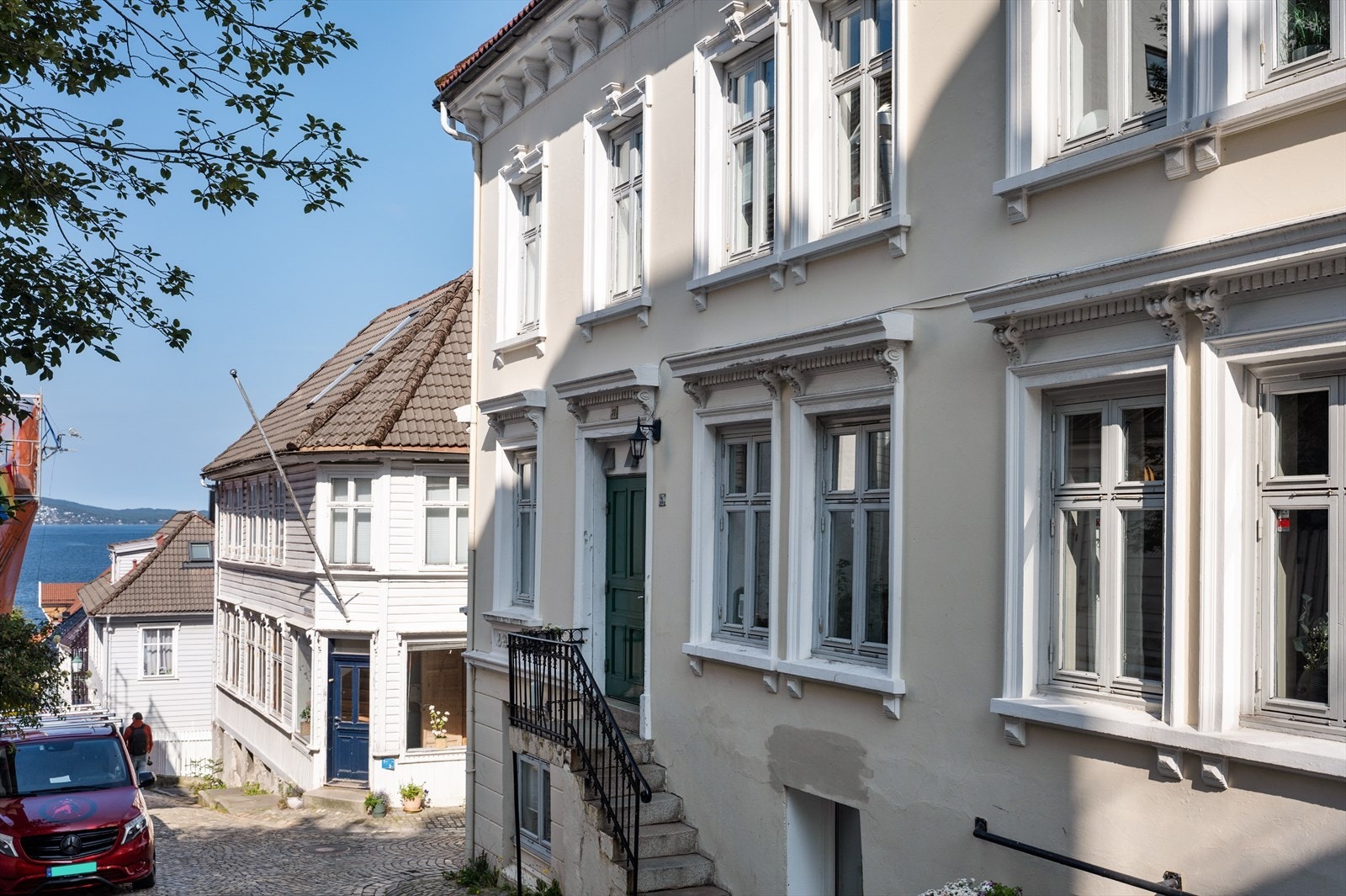 Eiendommen ligger sentralt i populært område, i gangavstand fra sentrum. Galleribilde