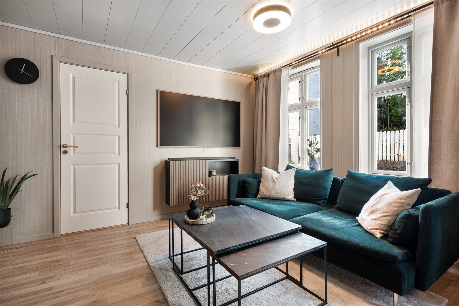 Godt med vinduer som vender sørvest. Disse gir mye naturlig lys inn i leiligheten. Galleribilde