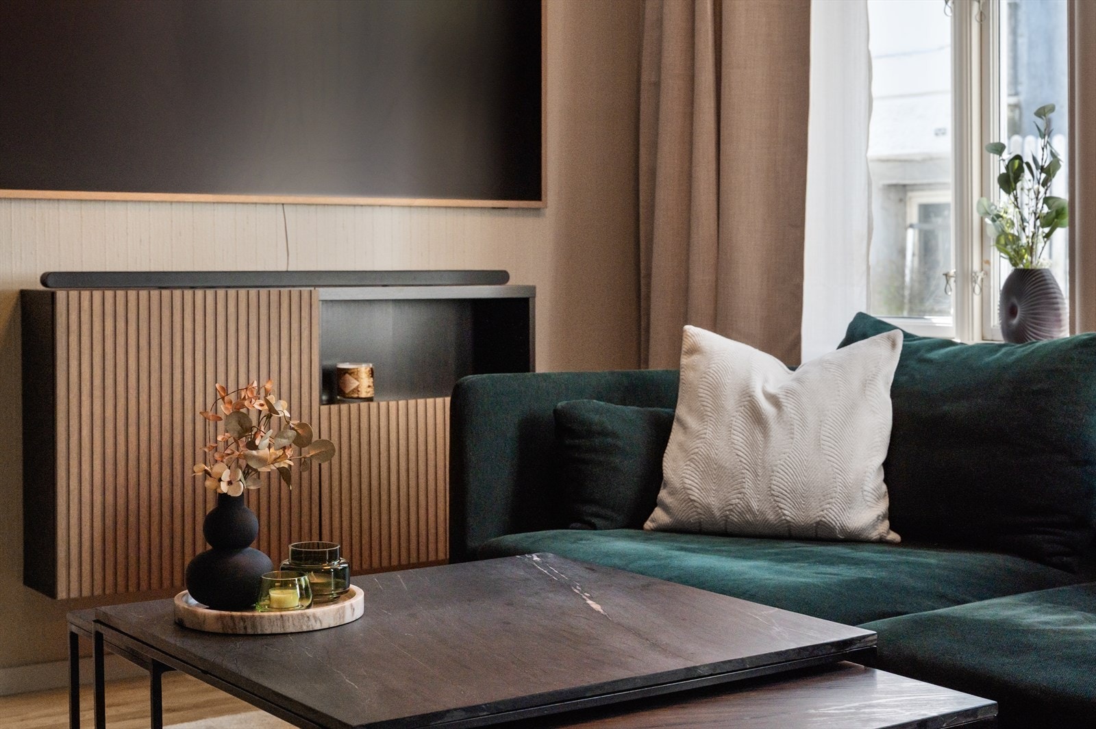 Det er lov med husdyr i sameiet. Eier har selv katt, og det er veldig praktisk med en høy første etasje. Galleribilde