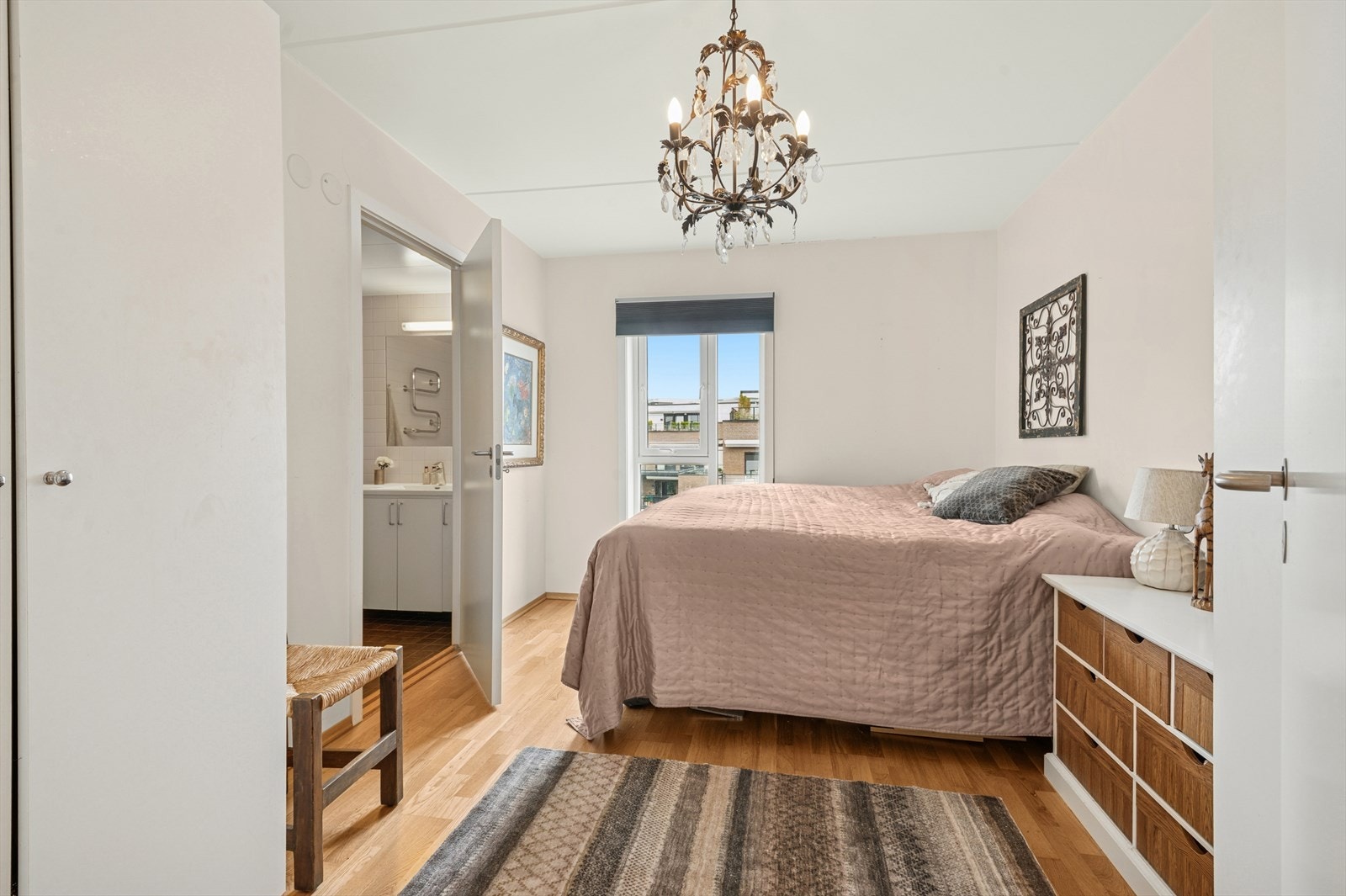 Leiligheten har 3 gode og praktiske soverom. Hovedsoverommet har også eget flott bad. Galleribilde