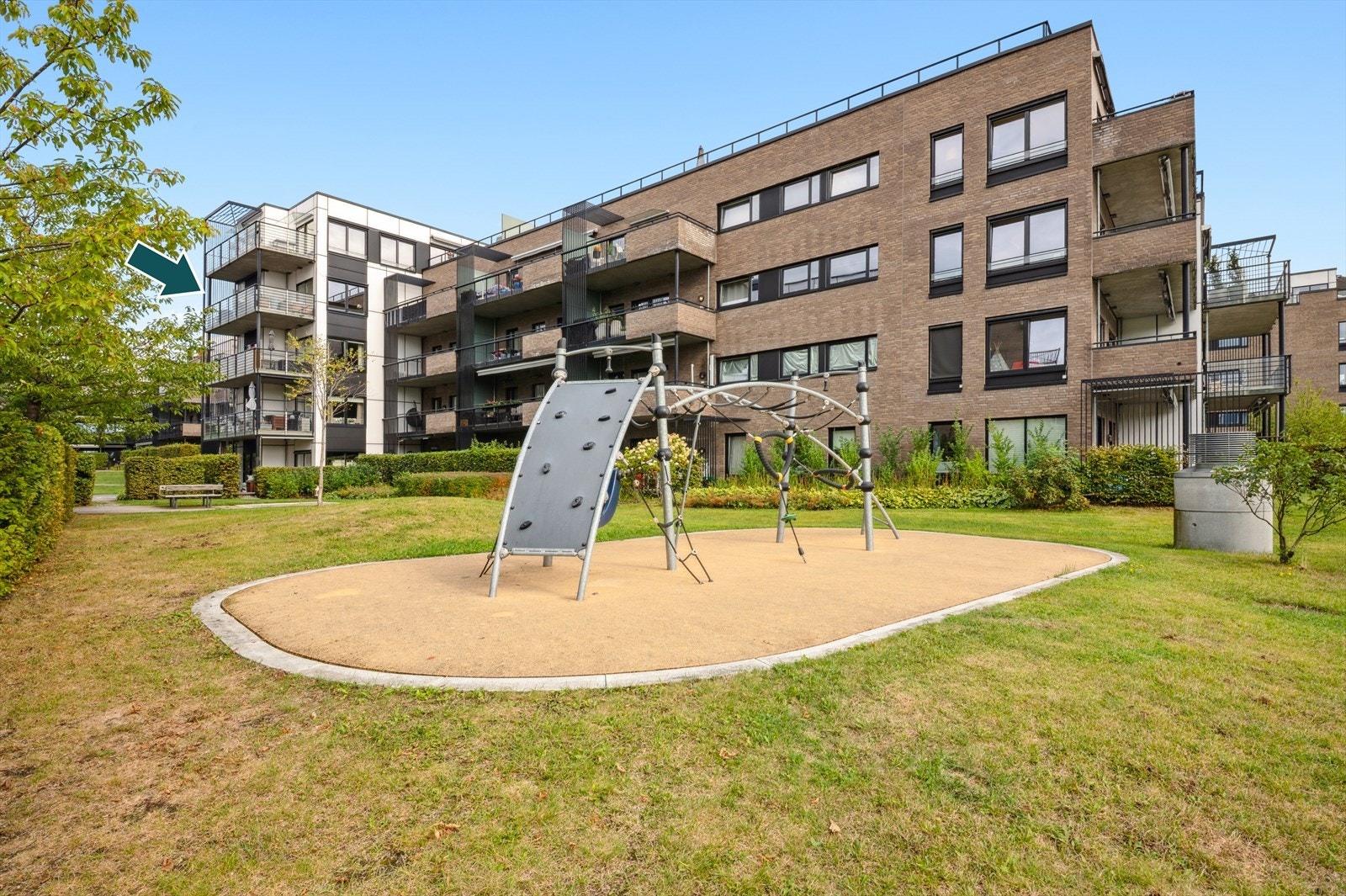 Velkommen til Eva Nansens vei 15 - en lys og moderne 4-roms endeleilighet med solrik balkong og nydelig utsikt - heis, garasjeplass med elbillader og suveren beliggenhet ved Koksabukta! Galleribilde