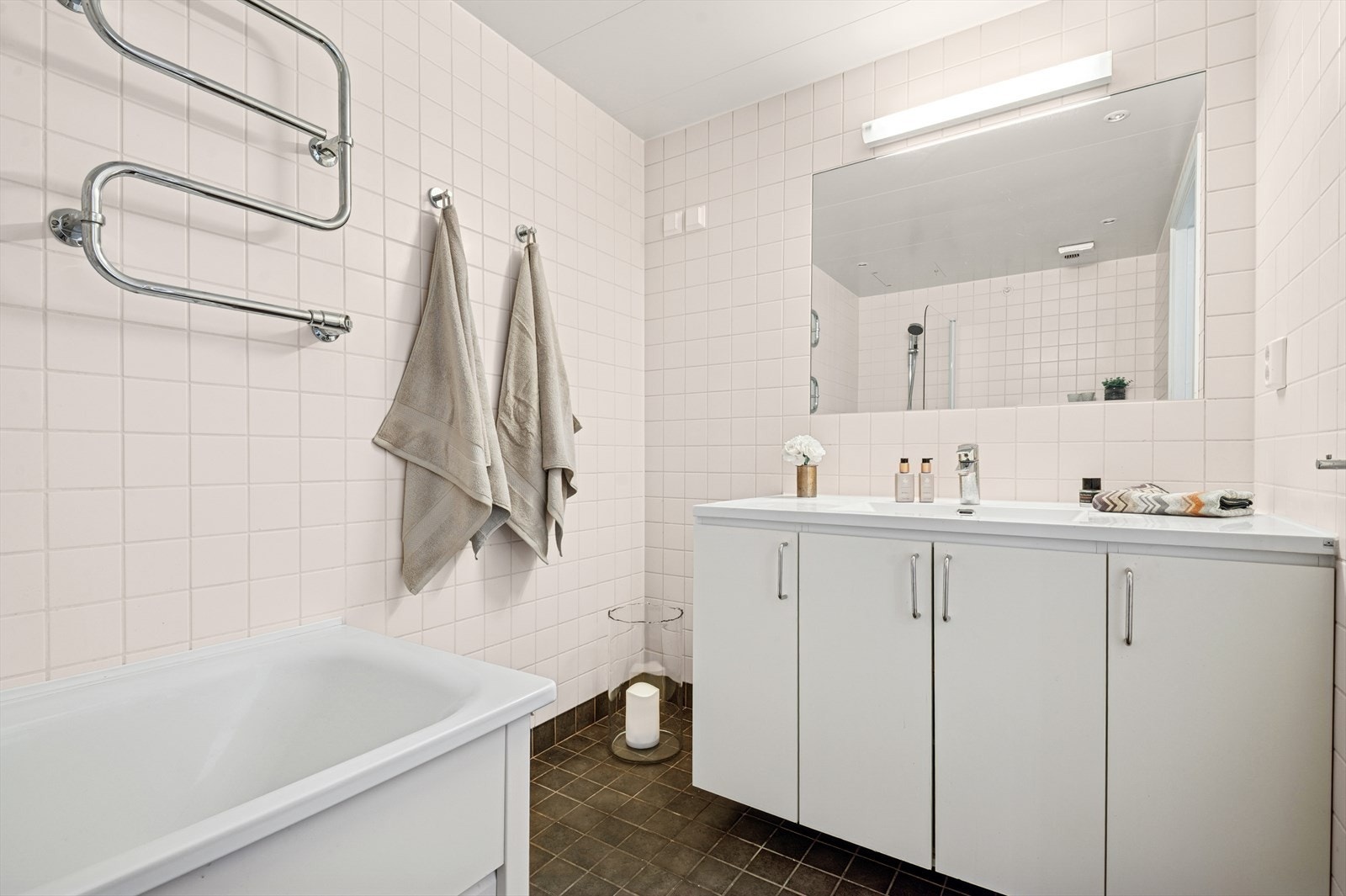 Baderom med tilgang fra hovedsoverommet. Galleribilde