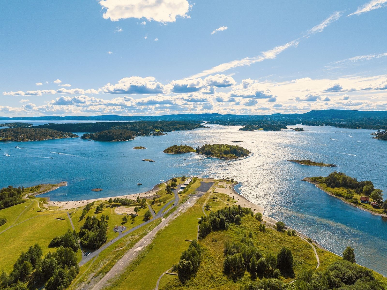 Det er også gangavstand til to flotte badestrender. Om vinteren, når forholdene tillater det, kan man skøyte, ta seg en ski- eller spasertur på fjordisen til Sandvika. Galleribilde
