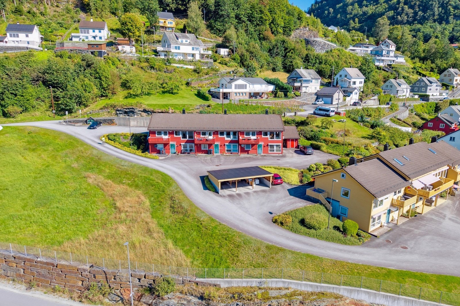 Fra leiligheten er det gangavstand til Øystese sentrum med et bredt utvalg av butikker, dagligvare, bowling, treningssenter og Hardangerbadet Galleribilde