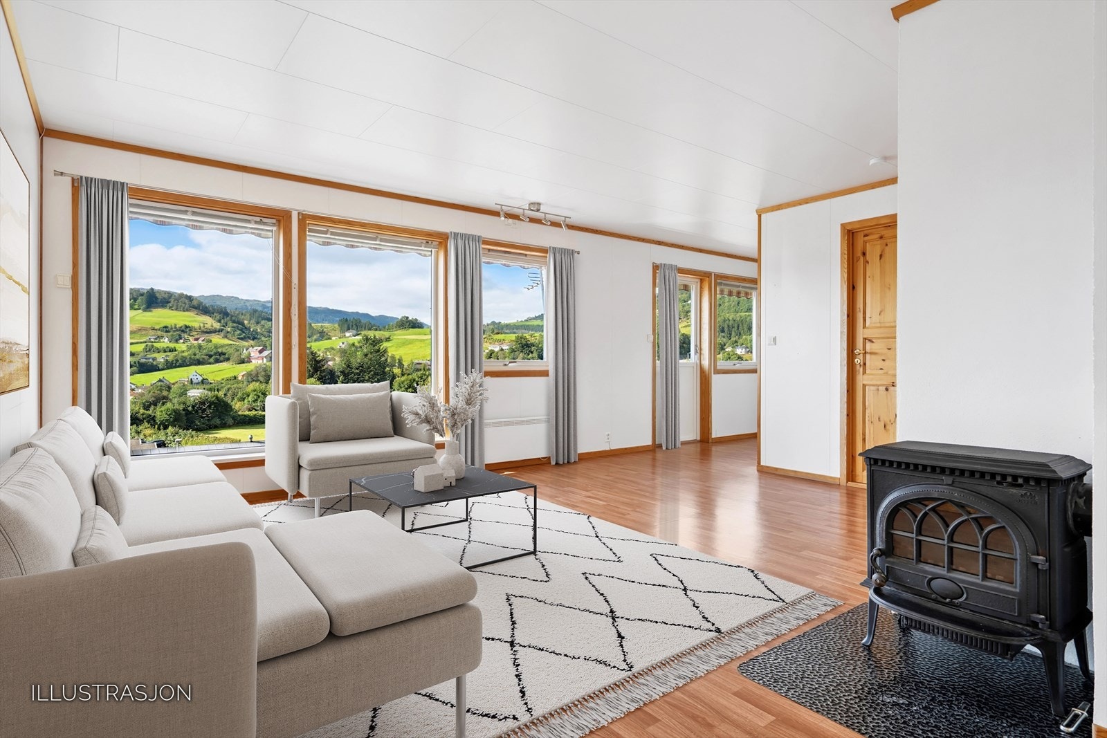 Stuen er lys og trivelig, med store vinduer som slipper den flotte utsikten inn Galleribilde