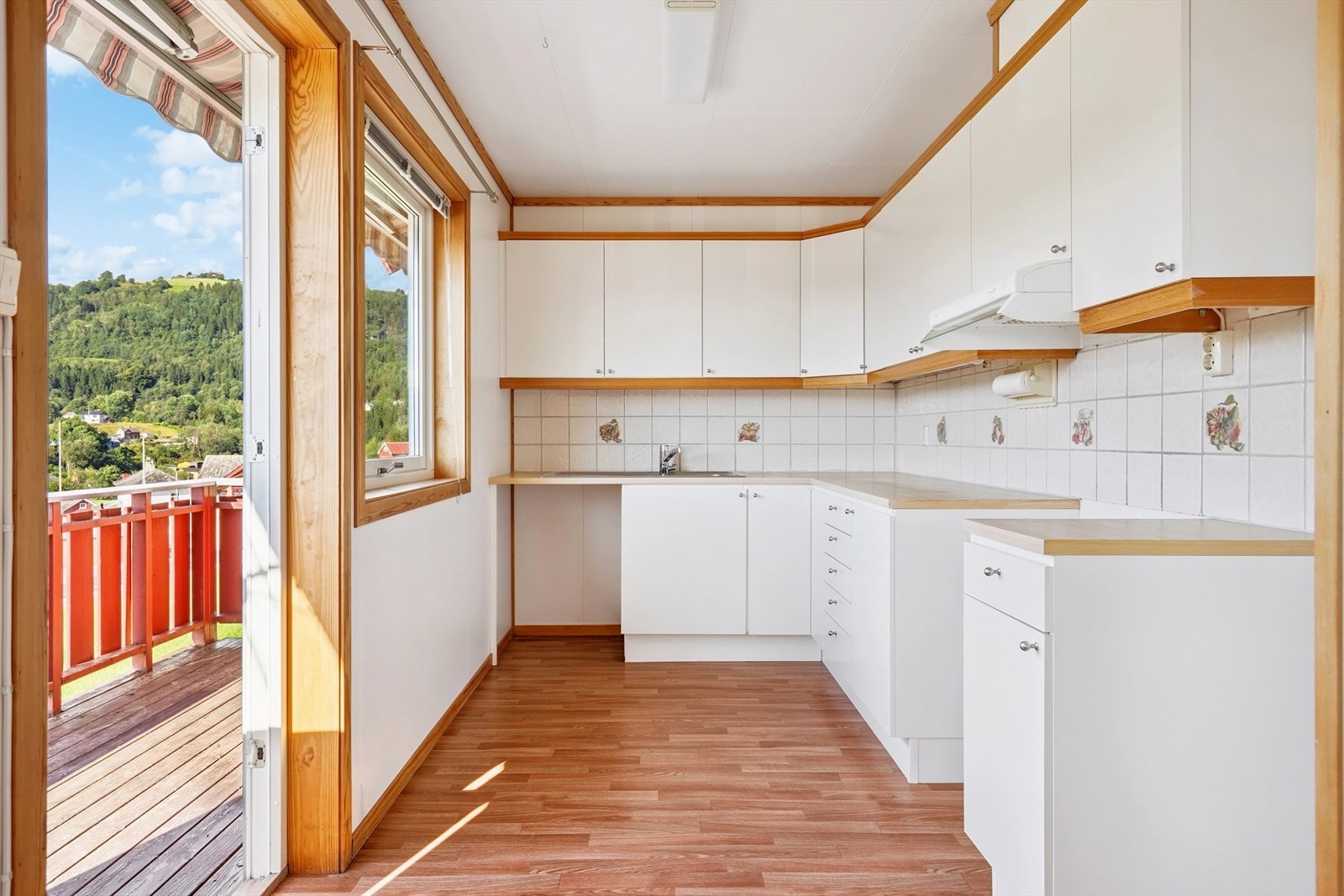 Utenfor kjøkkenet ligger den solrike balkongen Galleribilde